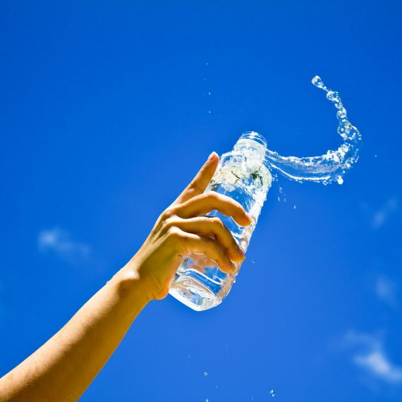  Global Bottled Water Market Size and Forecast (2018-2028) - Revenue Share, Growth Analysis & Trends Segmentation by Product and Geography 